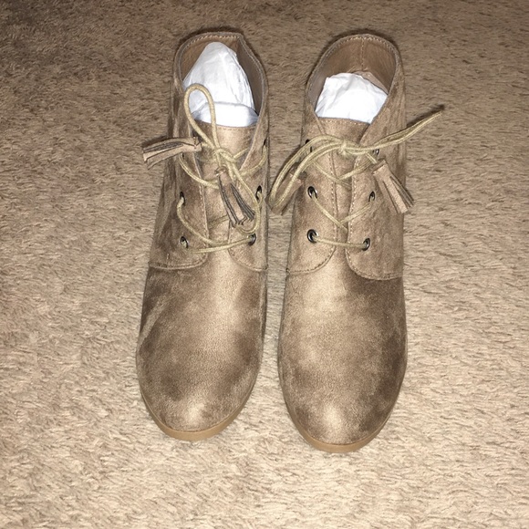 Brand New Taupe Lace-up Bootie size 8 - Picture 2 of 6